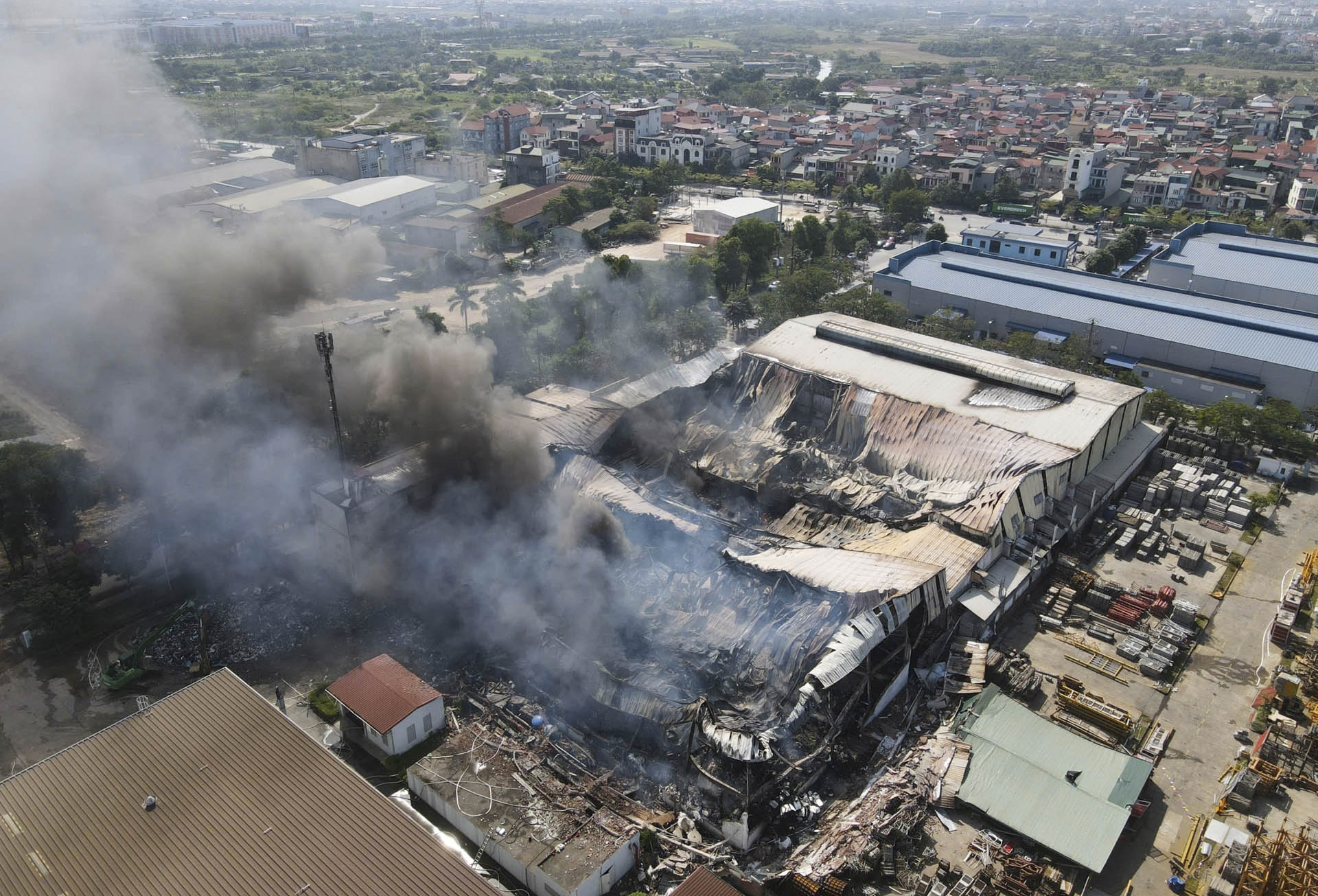 Cháy tại KCN Bắc Ninh âm ỉ gần một ngày, lực lượng chức năng nỗ lực khống chế