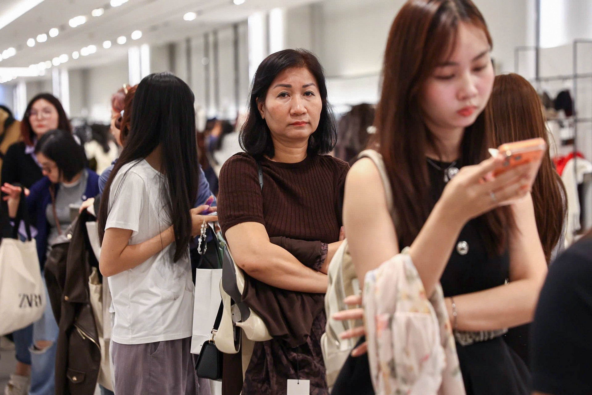 Chen chân săn ưu đãi Black Friday ở TPHCM: Xếp hàng dài, chờ 45 phút để trả tiền