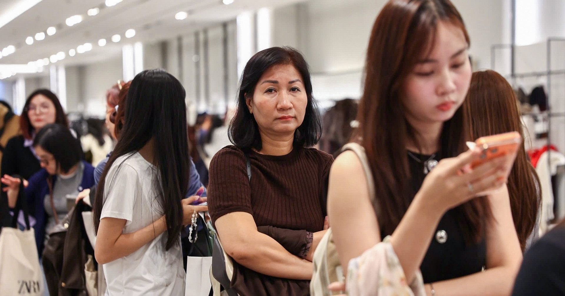 Chen chân săn ưu đãi Black Friday ở TPHCM: Xếp hàng dài, chờ 45 phút để trả tiền