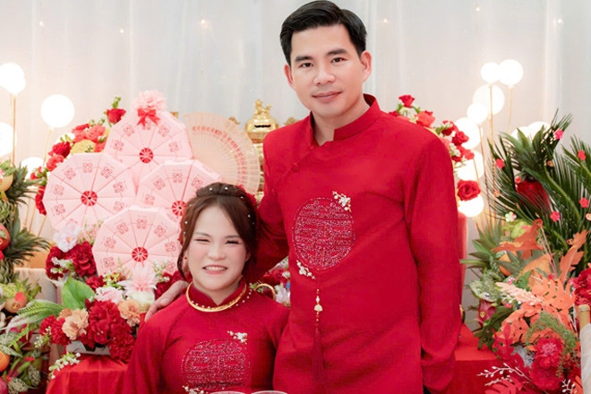 Chú rể đẩy xe lăn đưa cô dâu vào lễ đường, quan khách sụt sùi lau nước mắt