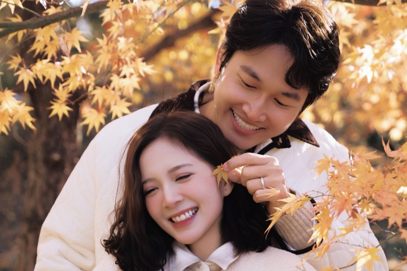 Diễn viên Khánh Huyền quá trẻ ở tuổi 54, Đình Tú khoe ảnh trăng mật với Ngọc Huyền