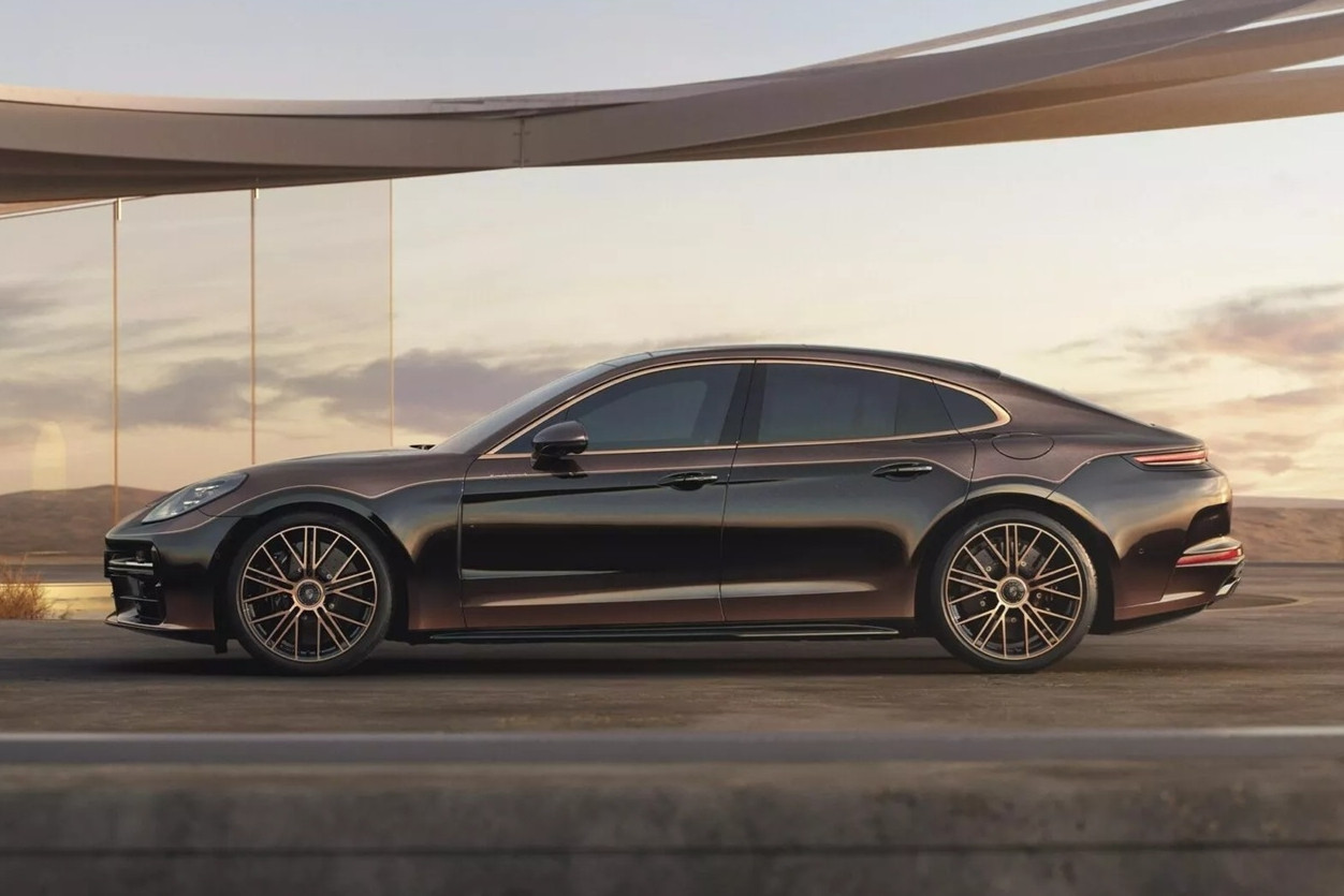 Độc lạ xe sang Porsche Panamera có nước sơn phủ vàng của đại gia Dubai