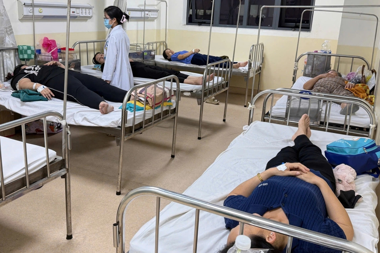 Hàng chục công nhân và học sinh nhập viện nghi ngộ độc thực phẩm ở TPHCM