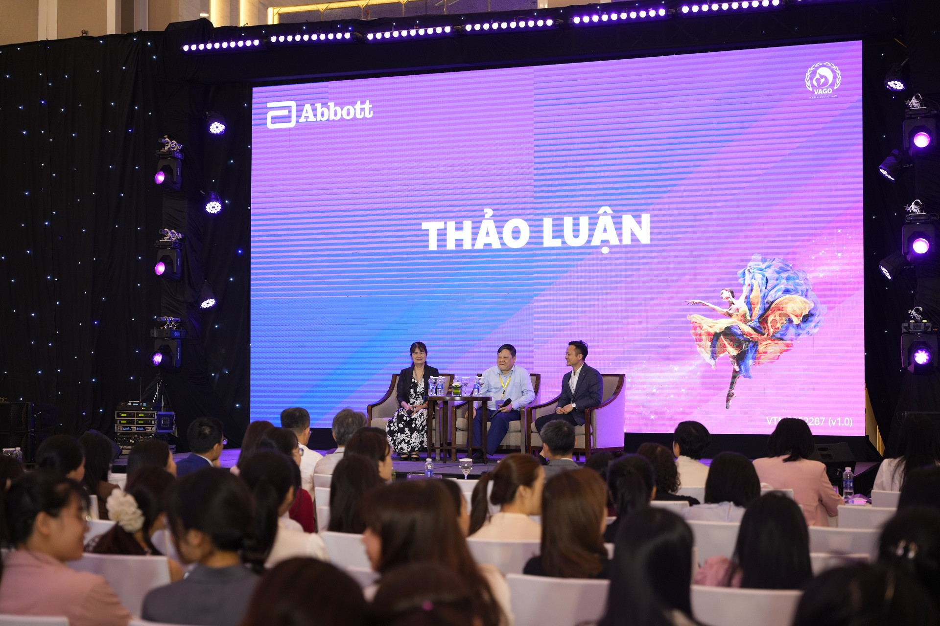 Hình 2A Các chuyên gia y tế tham gia thảo luận chiến lược chăm sóc mãn kinh tại Hội thảo Sức khỏe Phụ nữ do Abbott tổ chức.JPG