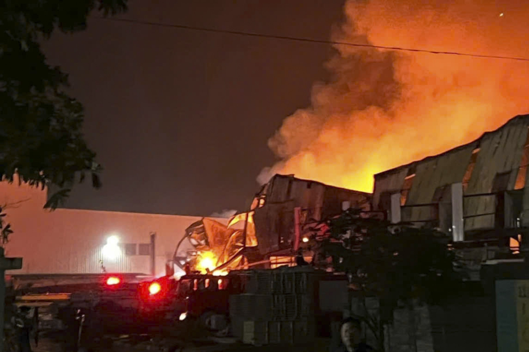 Lửa thiêu rụi 6.000m2 nhà xưởng sản xuất bỉm người lớn, băng vệ sinh ở Bắc Ninh