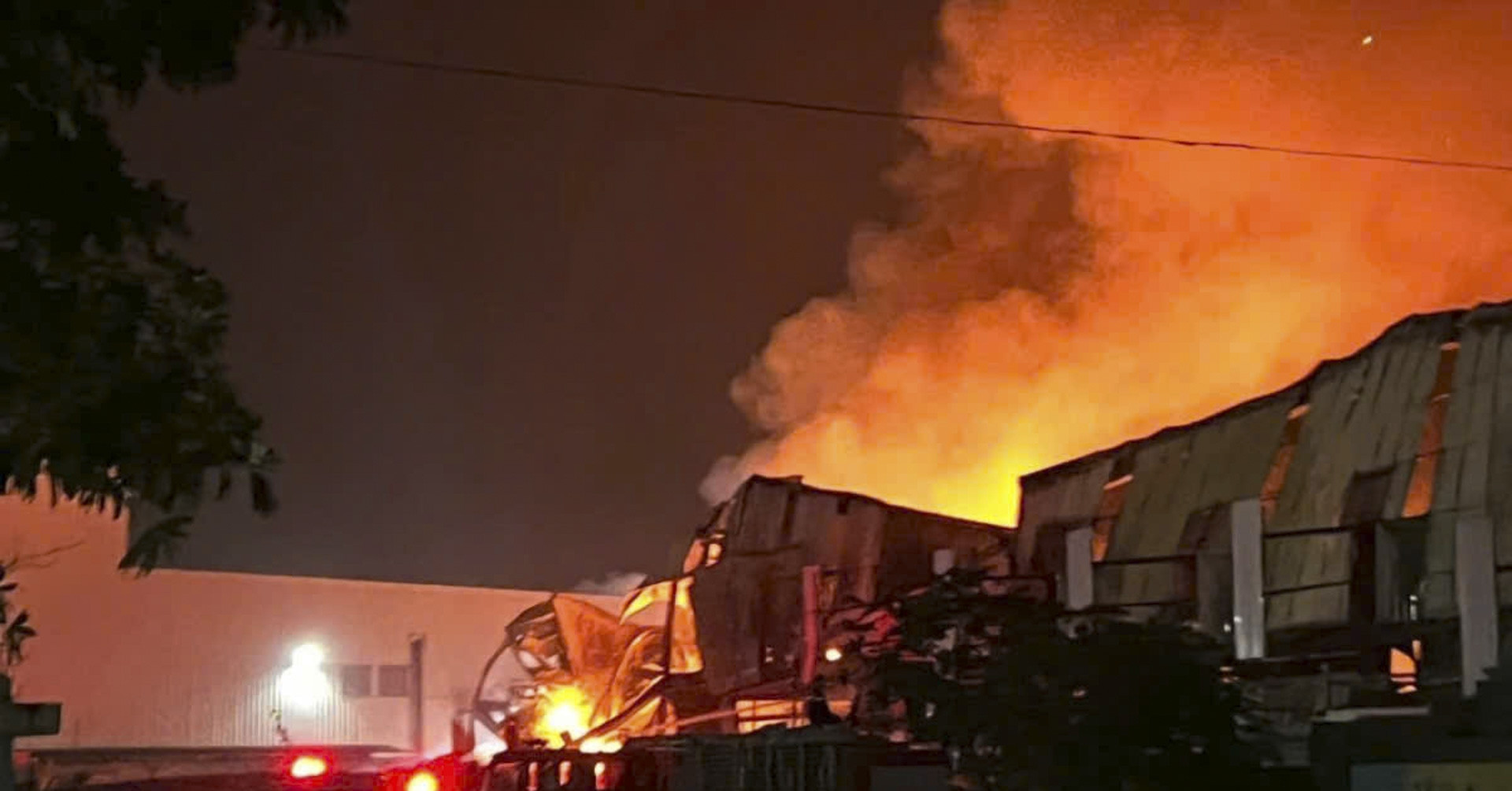 Lửa thiêu rụi 6.000m2 nhà xưởng sản xuất bỉm người lớn, băng vệ sinh ở Bắc Ninh