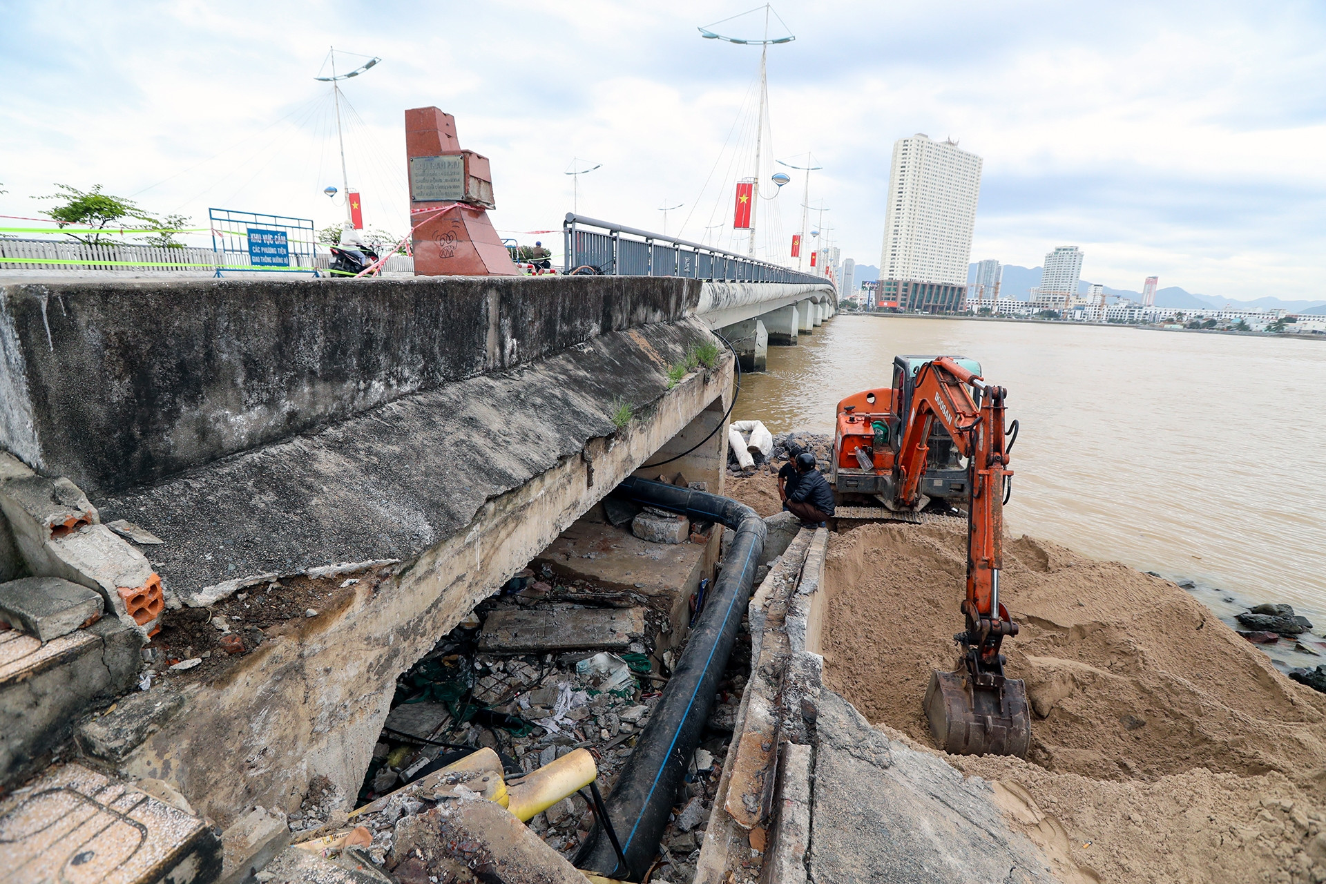 Mố cầu ở Nha Trang bị sạt lở nghiêm trọng, nhiều khối bê tông rơi xuống