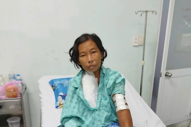 Chạy xe ôm 15 tiếng/ngày, người chồng bất lực nhìn vợ suy thận biến chứng nặng