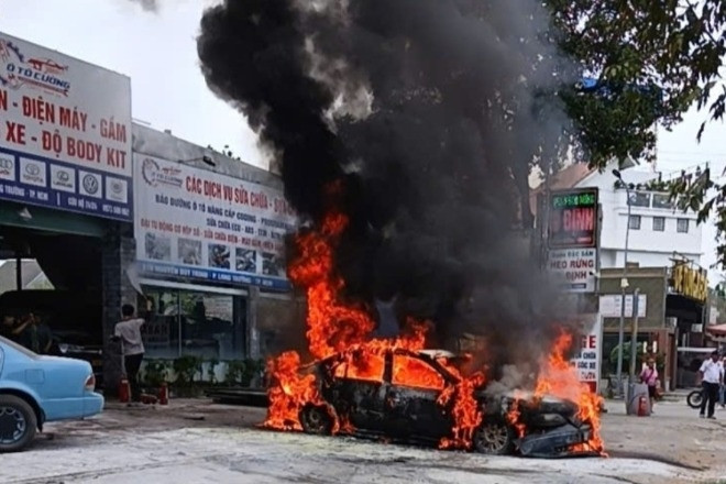 Ô tô 5 chỗ cháy ngùn ngụt trong garage ở TPHCM