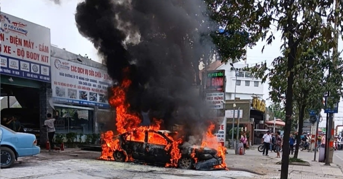 Ô tô 5 chỗ cháy ngùn ngụt trong garage ở TPHCM