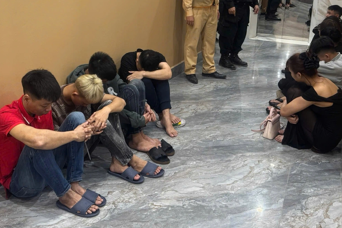 Phá đường dây mại dâm ‘khép kín’ từ quán karaoke đến nhà nghỉ ở Hà Nội