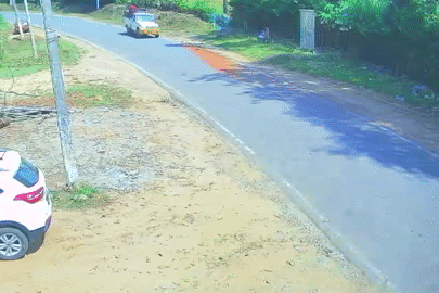 Xe bán tải bất ngờ lật nhào, hất văng nhiều công nhân xuống đường