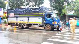 Xe tải va chạm xe máy khiến 2 ông cháu tử vong.jpg