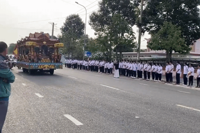 Xúc động cảnh hơn 1.300 học sinh nghiêng mình tiễn biệt thầy phó hiệu trưởng