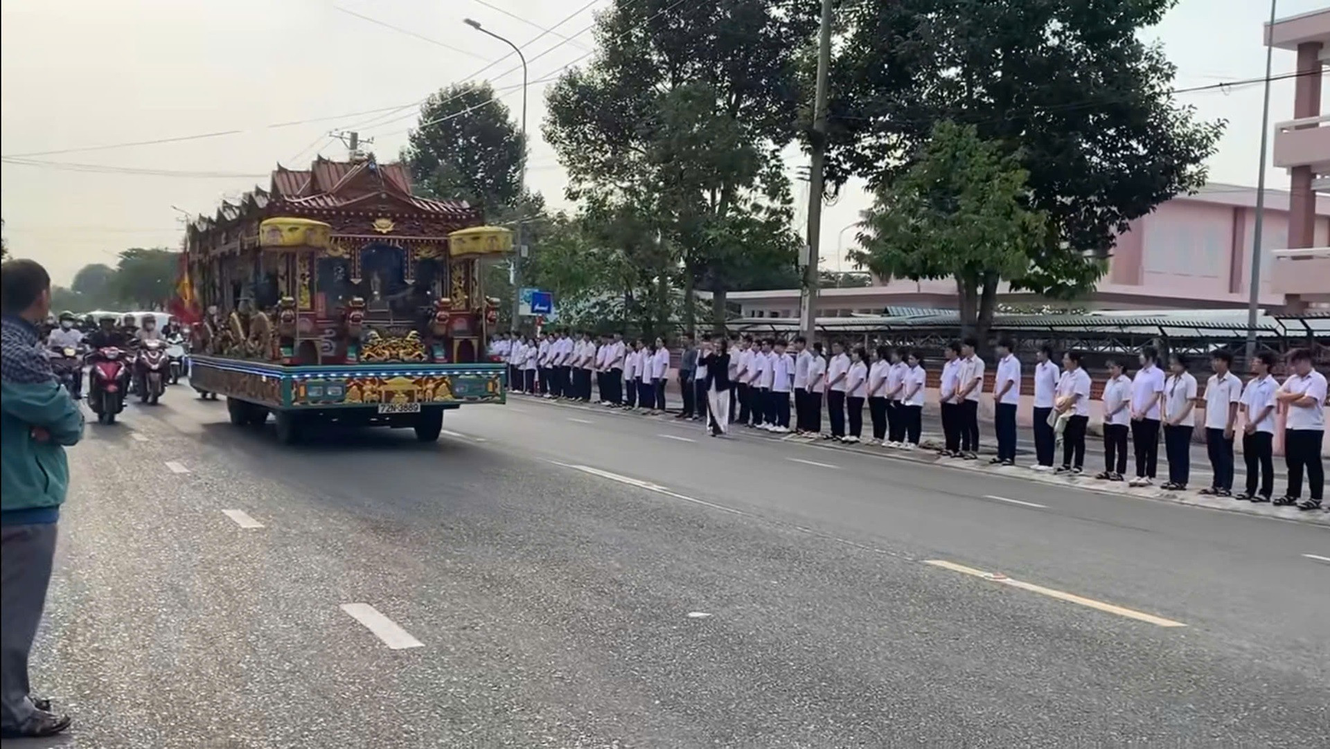 Xúc động cảnh hơn 1.300 học sinh nghiêng mình tiễn biệt người thầy mẫu mực.jpg