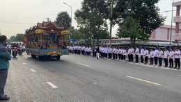 Xúc động cảnh hơn 1.300 học sinh nghiêng mình tiễn biệt người thầy mẫu mực.jpg