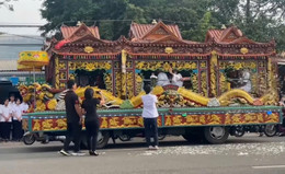 Xúc động cảnh hơn 1.300 học sinh nghiêng mình tiễn biệt người thầy mẫu mực..jpg