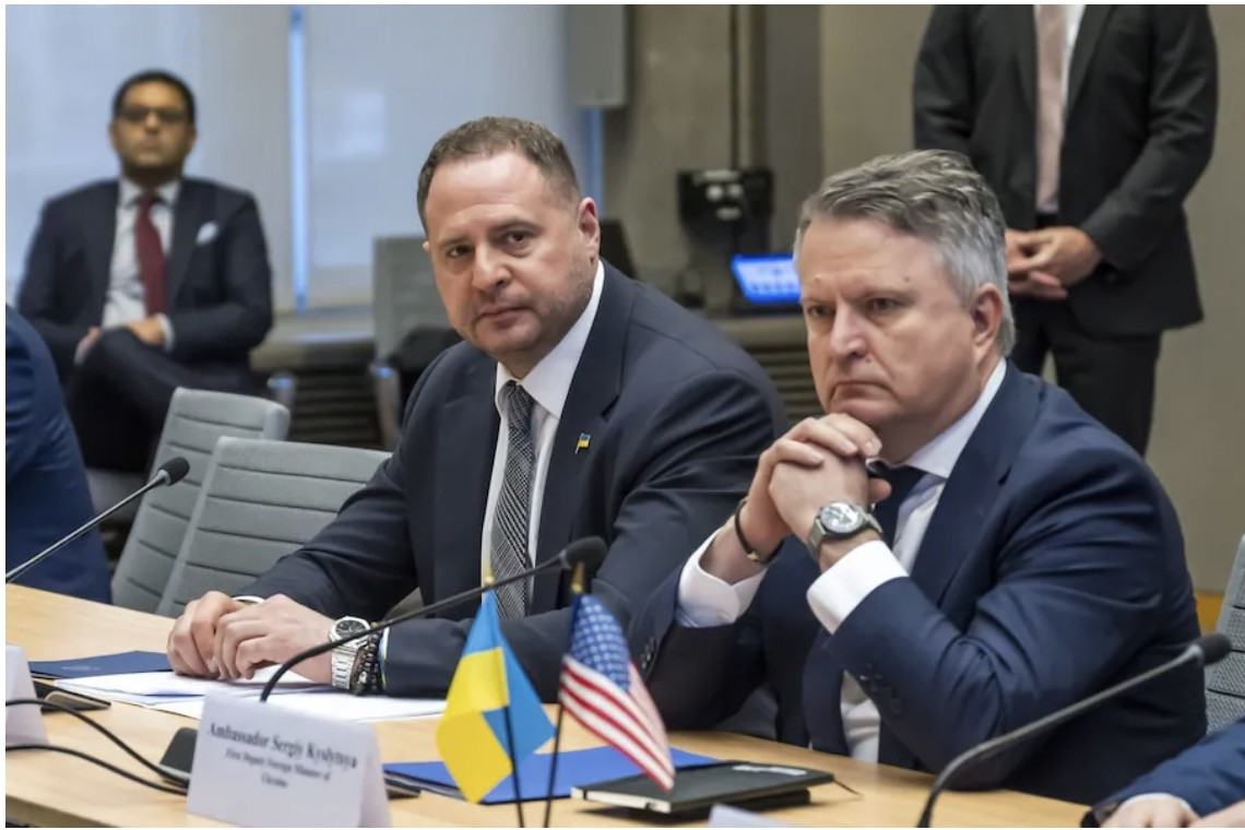 'Cánh tay phải' của Tổng thống Ukraine đánh mất vị thế ra sao?