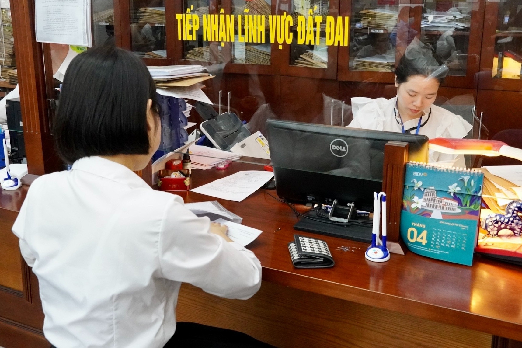 Cấp tỉnh hay xã làm thủ tục đất đai tốt hơn; Hà Nội xây gì trên đất vàng di dời?