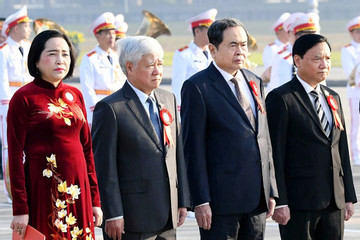 Chủ tịch Quốc hội và đại biểu Quốc hội báo công dâng Bác