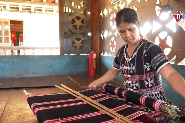 Dệt Dèng- sản phẩm OCOP 4 sao độc đáo của đồng bào Tà Ôi