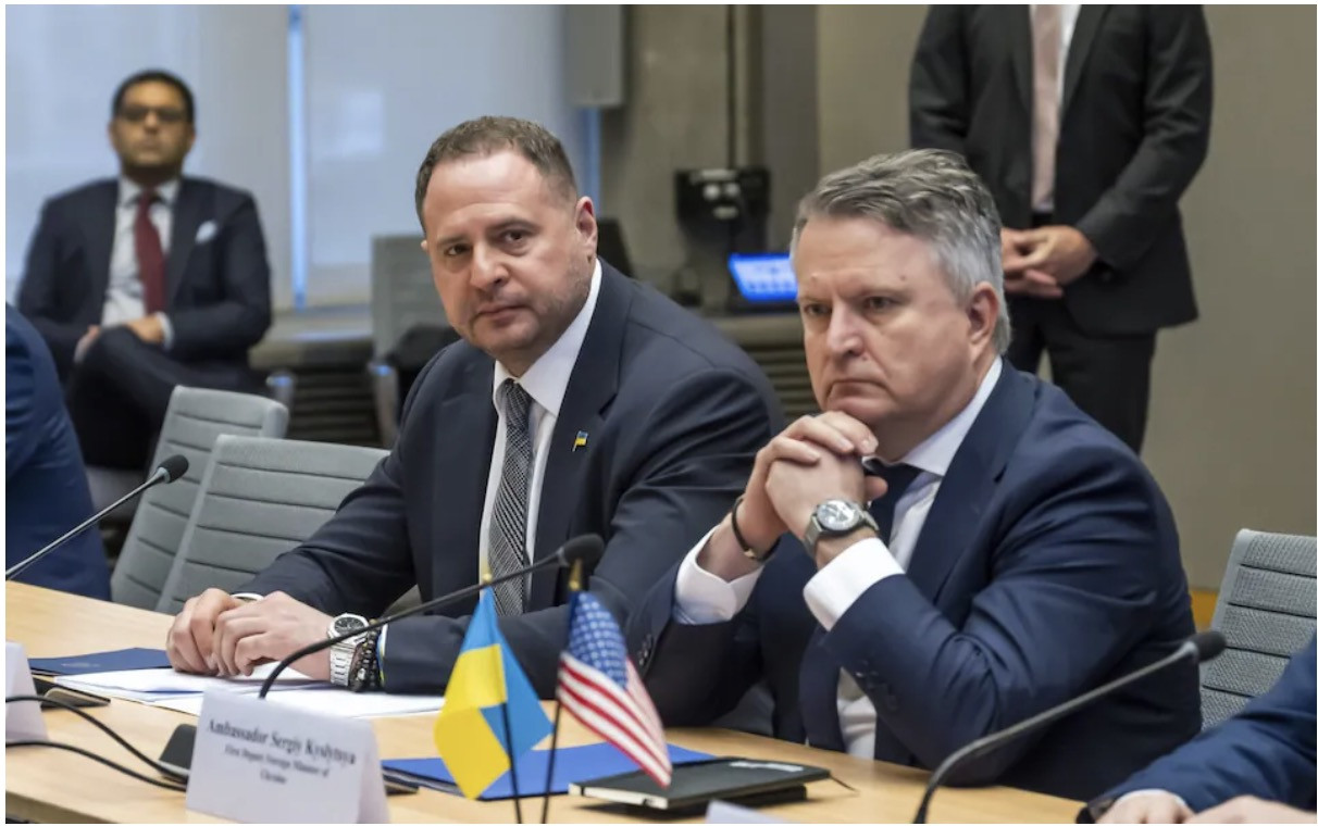 Ông Yermak (trái) trong cuộc gặp phái đoàn Mỹ tại Geneva. Ảnh: EFE/EPA