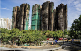 Hiện trường cụm chung cư Wang Fuk Court sau vụ hỏa hoạn. Ảnh: Bloomberg.