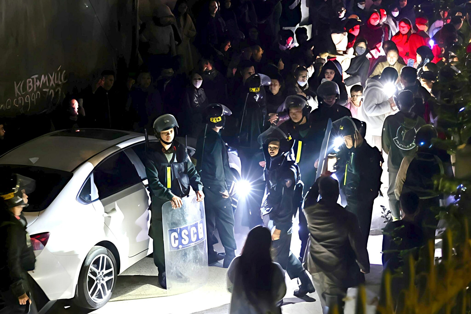 Lạng Sơn: Cảnh sát lập rào chắn, phong tỏa lối vào Trạm Quản lý thị trường số 4