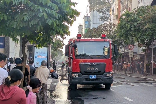 Lửa bùng lên từ tầng hầm thẩm mỹ viện ở TPHCM, người dân hoảng loạn tháo chạy