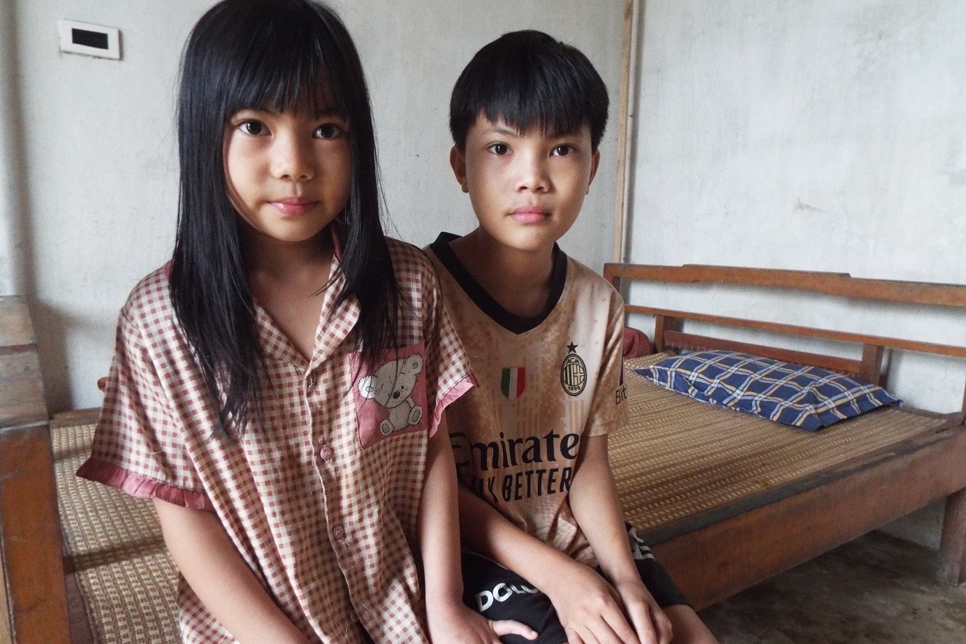 Mẹ bỏ đi, bố bị tai nạn liệt giường, hai con nhỏ lâm cảnh bơ vơ