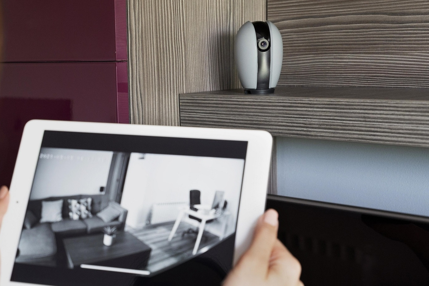 Mẹ chồng đòi từ mặt vì bị 'tước quyền' xem camera, con dâu 'cầu cứu' giải pháp