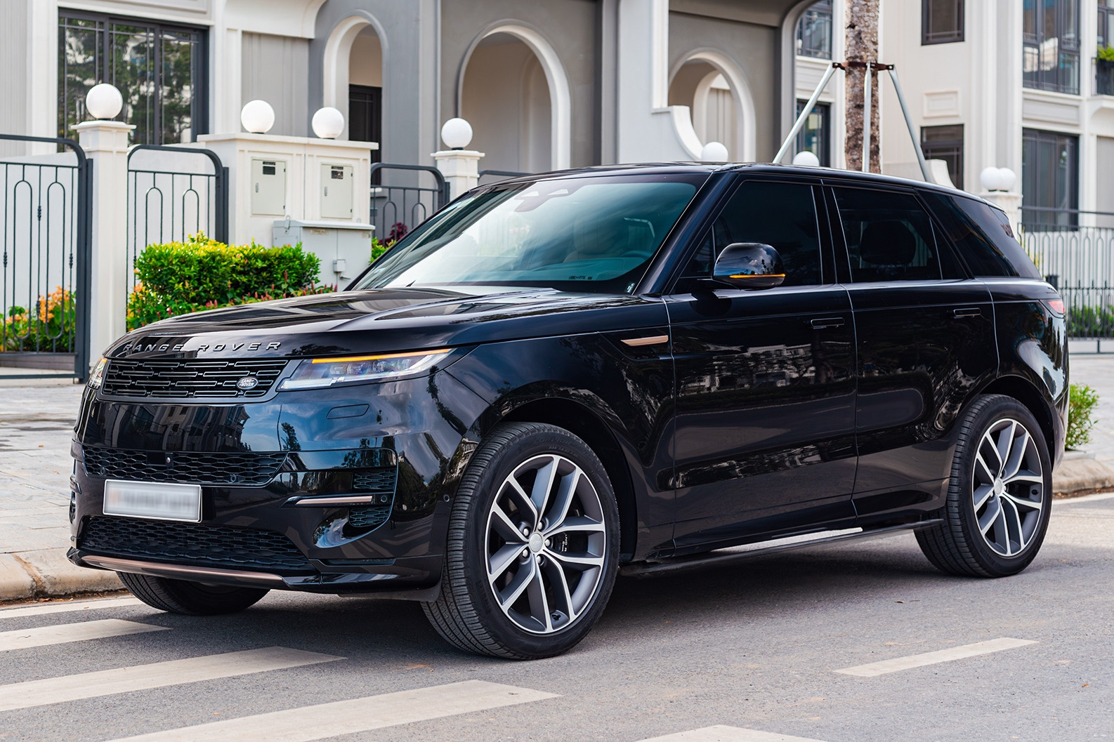 Mua xe sang Range Rover Sport giá 9 tỷ đồng, chủ xe lỗ ngay 3 tỷ sau 10.000km