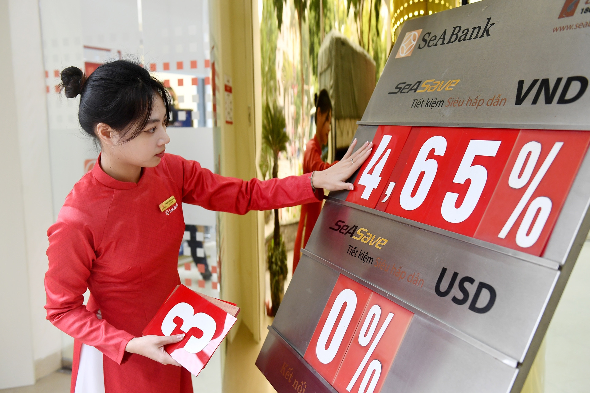 Lãi suất kỳ hạn ngắn đồng loạt chạm trần, có ngân hàng tăng tới 0,8%/năm