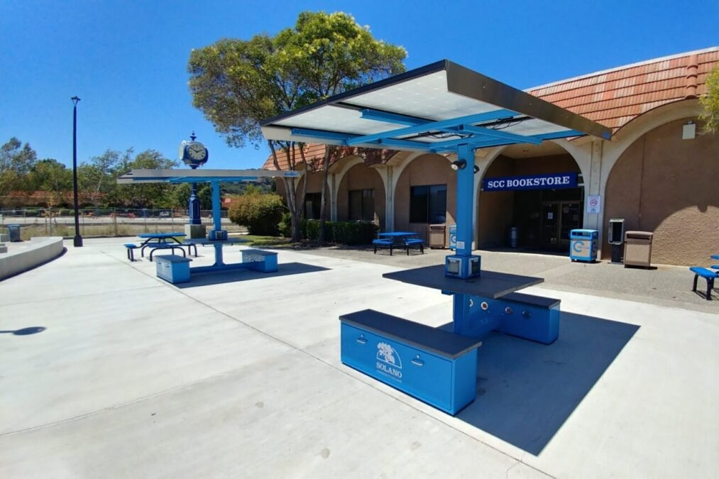 Sức mạnh của những bộ bàn ghế năng lượng mặt trời đặt ở sân trường