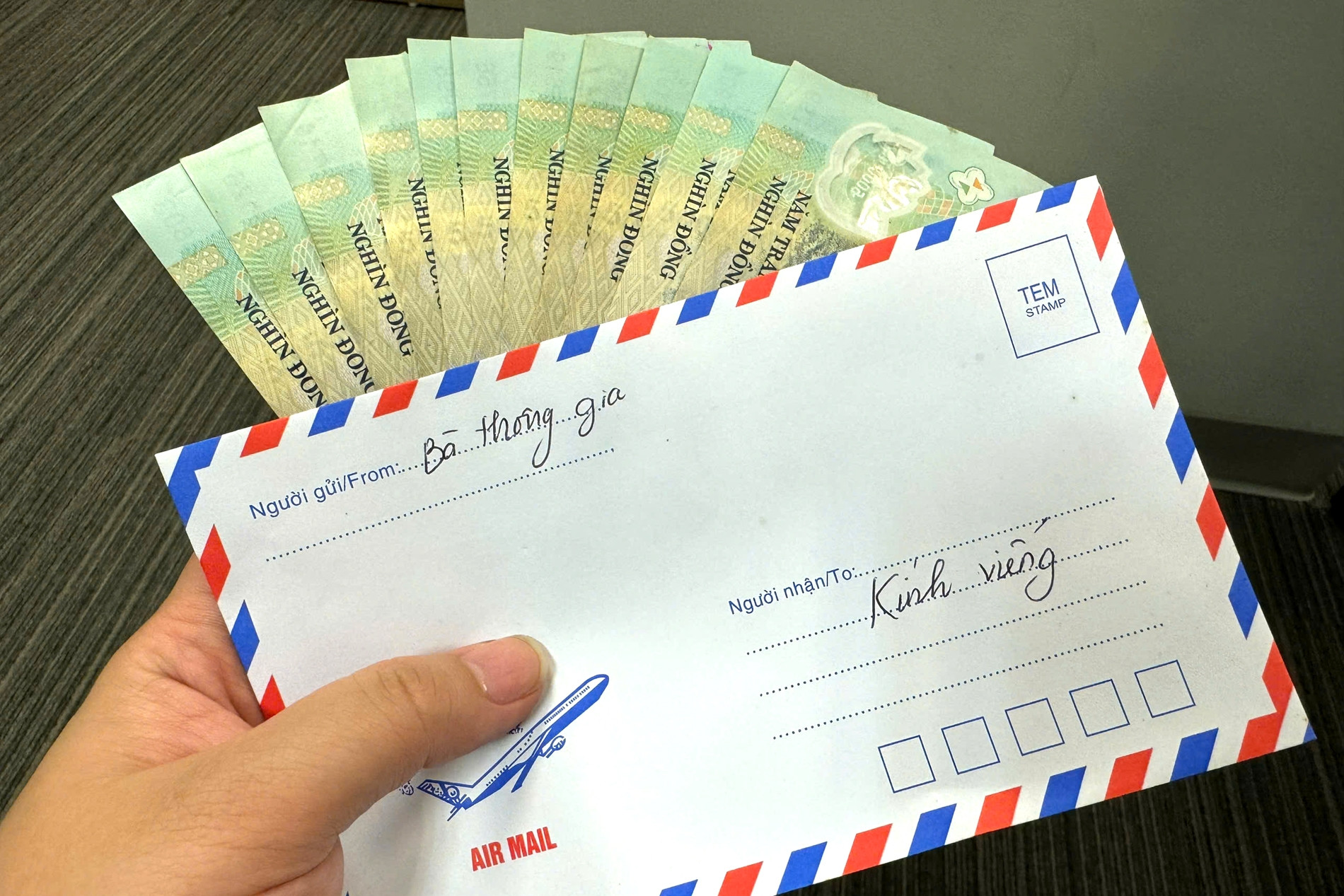 Thông gia nghèo gửi 50 triệu tiền phúng điếu, cả nhà xôn xao, làm việc ý nghĩa