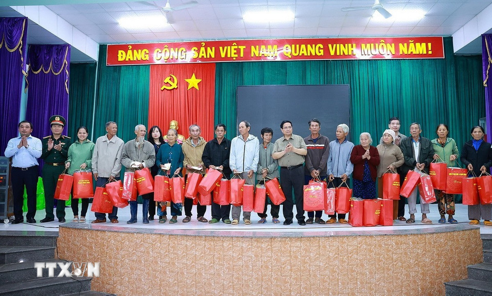 Thủ tướng Phạm Minh Chính tặng quà động viên hộ gia đình có nhà bị sập hoàn toàn do mưa lũ tại thôn Phú Hữu, xã Hòa Thịnh. (Ảnh: Dương Giang/TTXVN)