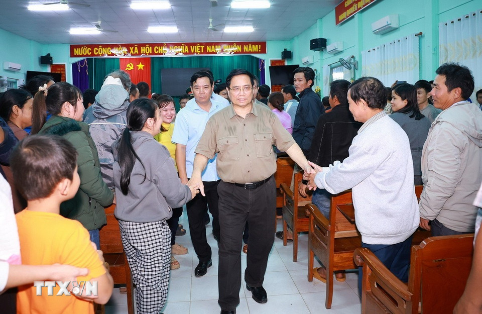 Thủ tướng Phạm Minh Chính với nhân dân thôn Phú Hữu, xã Hòa Thịnh. (Ảnh: Dương Giang/TTXVN)