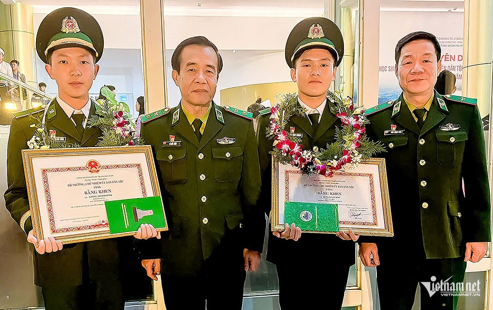 W-Em Giàng Thanh Bình (ngoài cùng bên trái) được vinh danh tại Lễ tuyên dương học sinh, sinh viên, thanh niên DTTS xuất sắc, tiêu biểu năm 2024.jpg