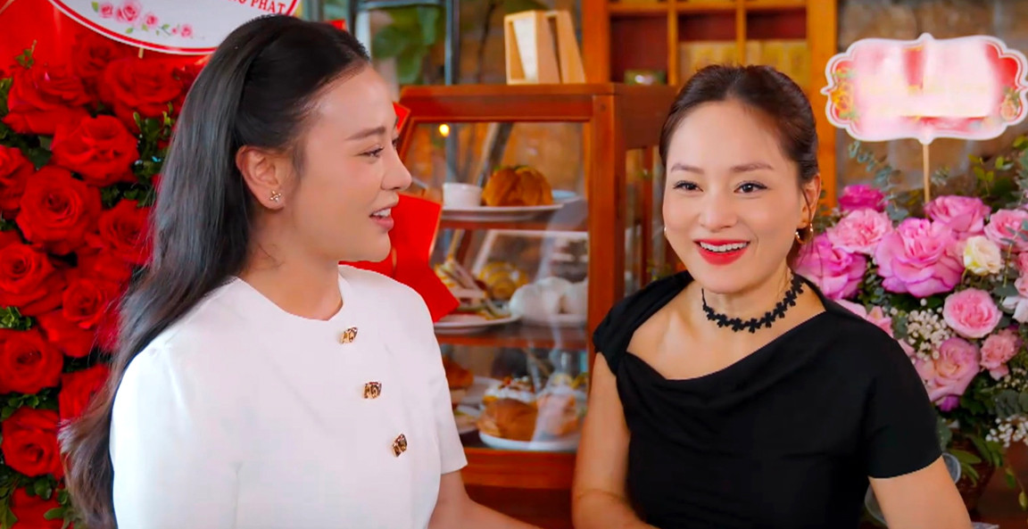 Linh chúc mừng khai trương quán trà của Mỹ Anh