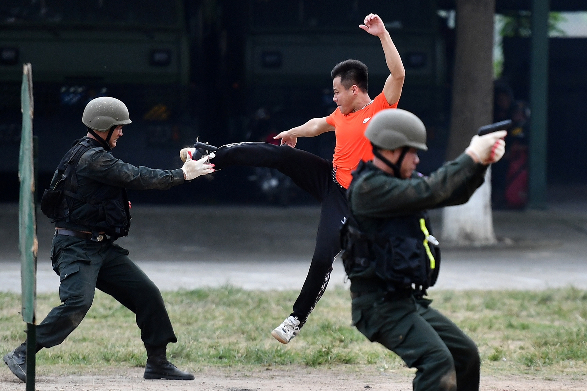 Các trường hợp người thi hành nhiệm vụ được nổ súng không cần cảnh báo