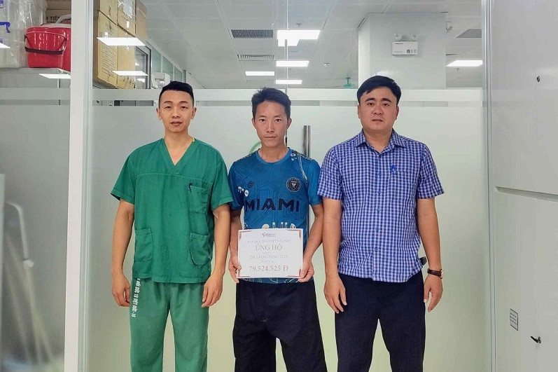 Cậu bé dân tộc Mông ở Lào Cai bị tai nạn được bạn đọc giúp đỡ hơn 79 triệu đồng