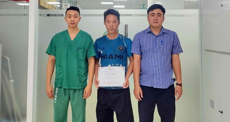 Cậu bé dân tộc Mông ở Lào Cai bị tai nạn được bạn đọc giúp đỡ hơn 79 triệu đồng