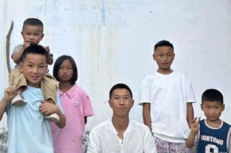 Chàng trai 20 tuổi nhận nuôi 3 cháu mồ côi, gần 10 năm sau được giúp đổi đời