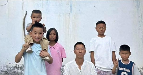 Chàng trai 20 tuổi nhận nuôi 3 cháu mồ côi, gần...