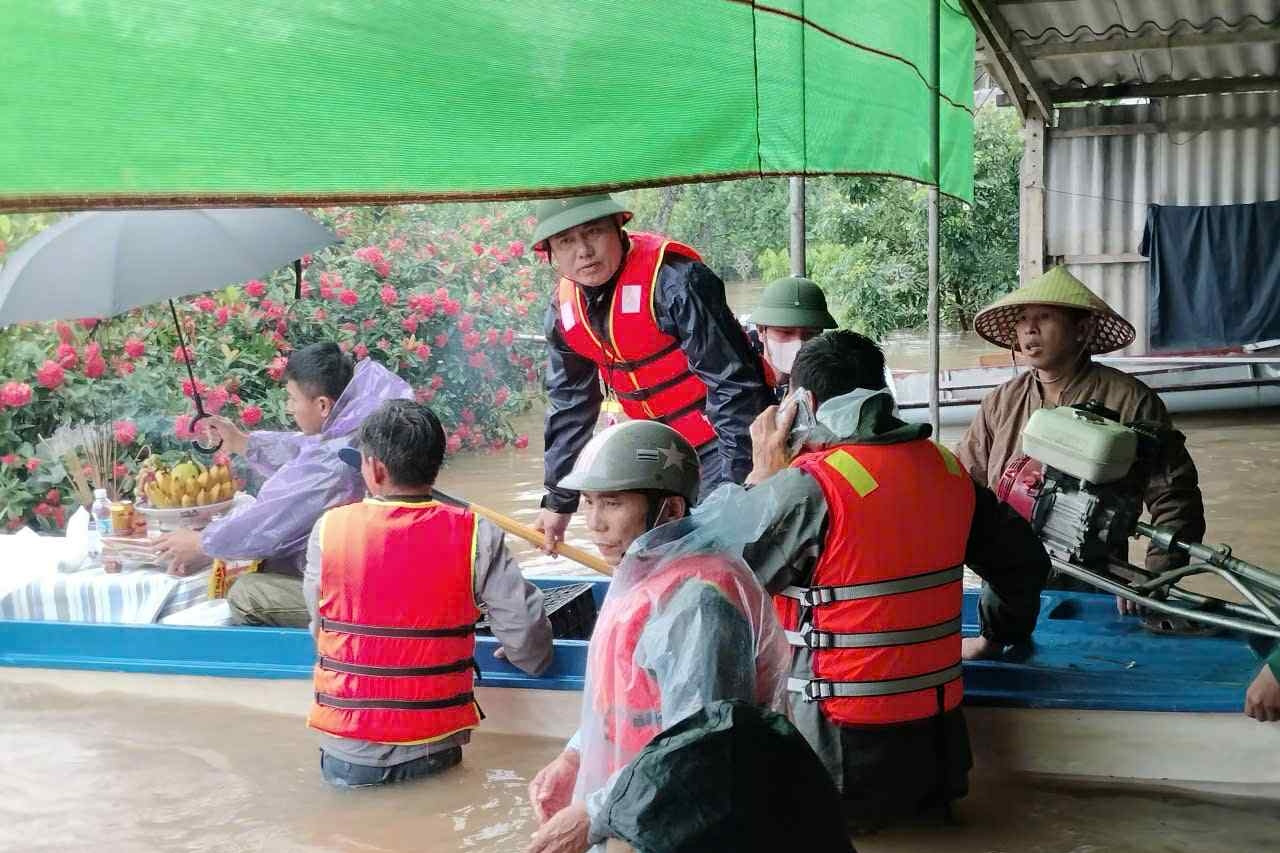 Cụ ông mất 3 ngày chưa thể chôn cất vì nước lũ, xã hỗ trợ gia đình hỏa táng