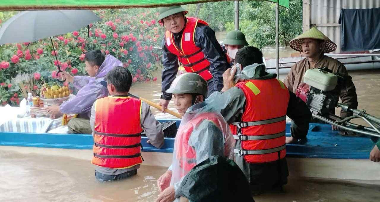 Cụ ông mất 3 ngày chưa thể chôn cất vì nước lũ, xã hỗ trợ gia đình hỏa táng