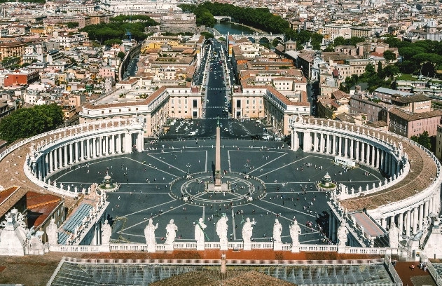 Đất nước nào nằm trọn trong lòng một quốc gia khác?