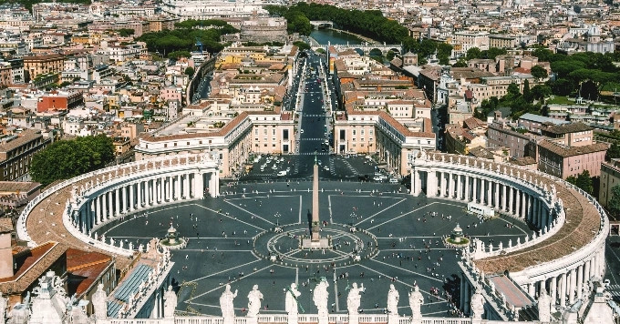 Đất nước nào nằm trọn trong lòng một quốc gia khác?