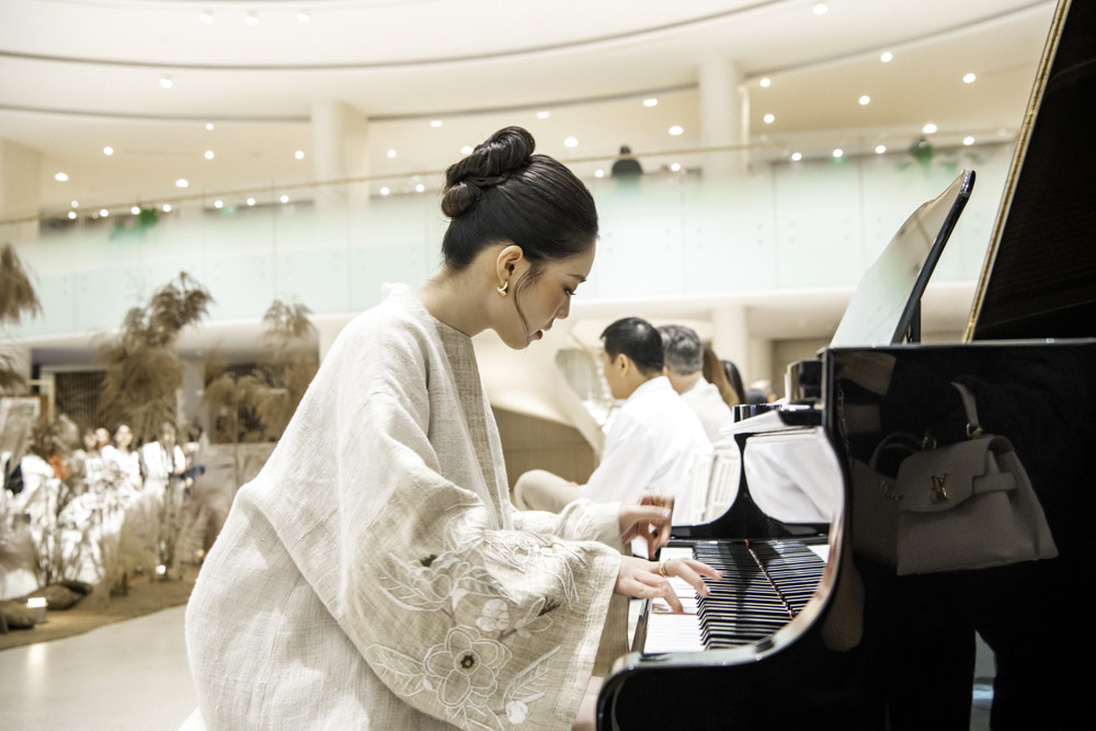 Á hậu Châu Anh bên cây đàn dương cầm