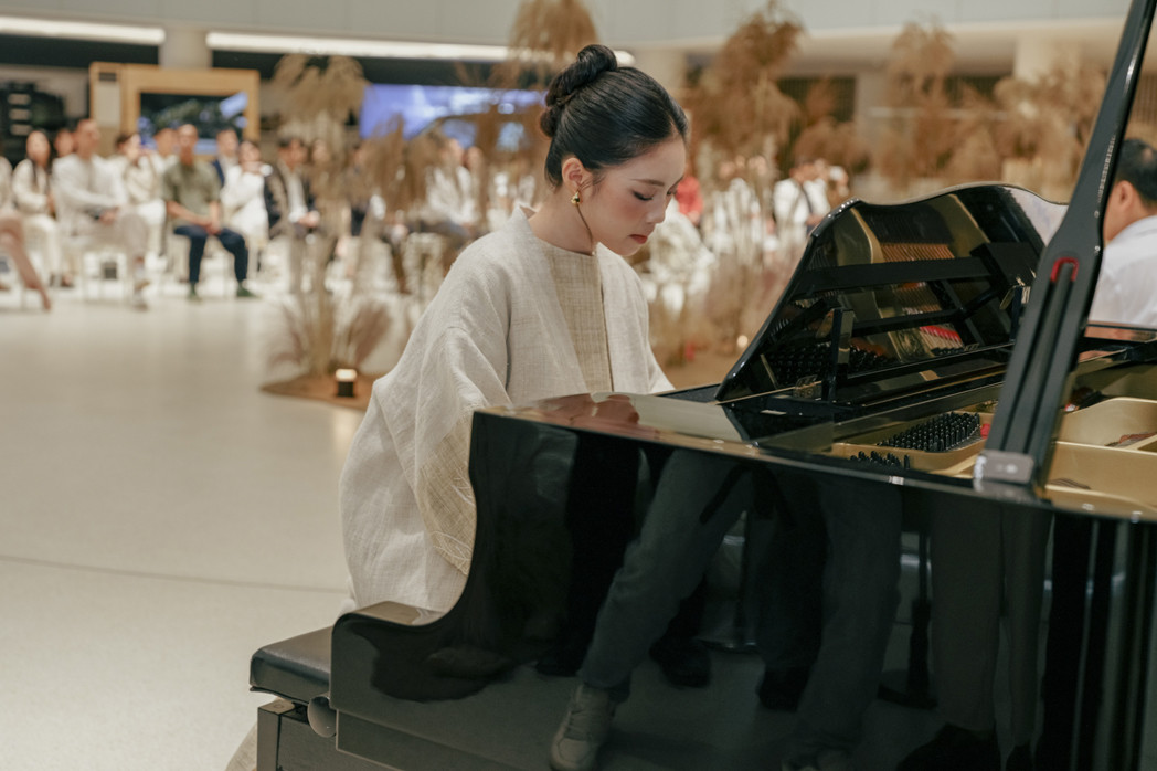 Á hậu Châu Anh chơi đàn piano
